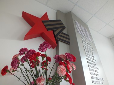 8 мая 2021 года в здании художественных мастерских КОСХ (Хуторской переулок, 1-Б) состоялось открытие мемориальной стелы, посвящённой курским художникам, погибшим во время Великой Отечественной войны.